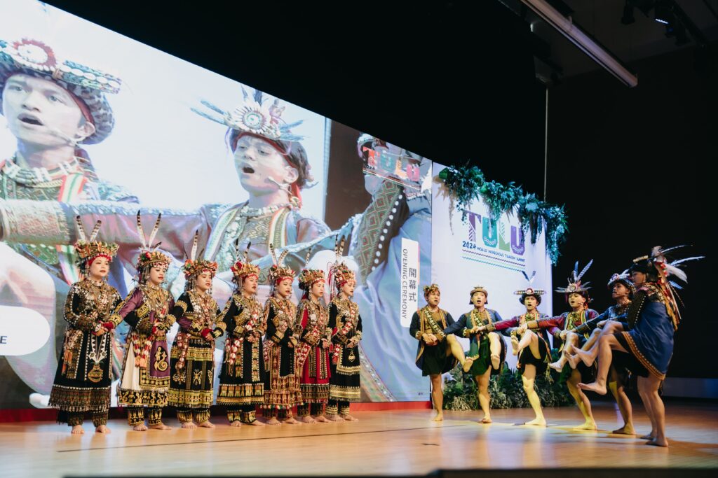 這張圖片的 alt 屬性值為空，它的檔案名稱為 %E5%9C%96%E7%89%87%E5%85%AB%E3%80%81%E5%A8%9C%E9%BA%93%E7%81%A3%E6%A8%82%E8%88%9E%E5%8A%87%E5%9C%98%E9%96%8B%E5%B9%95%E5%B1%95%E6%BC%94%E6%8E%92%E7%81%A3%E6%97%8F%E5%8B%87%E5%A3%AB%E8%88%9E%E3%80%81%E6%B7%91%E5%A5%B3%E8%88%9E-1024x683.jpg