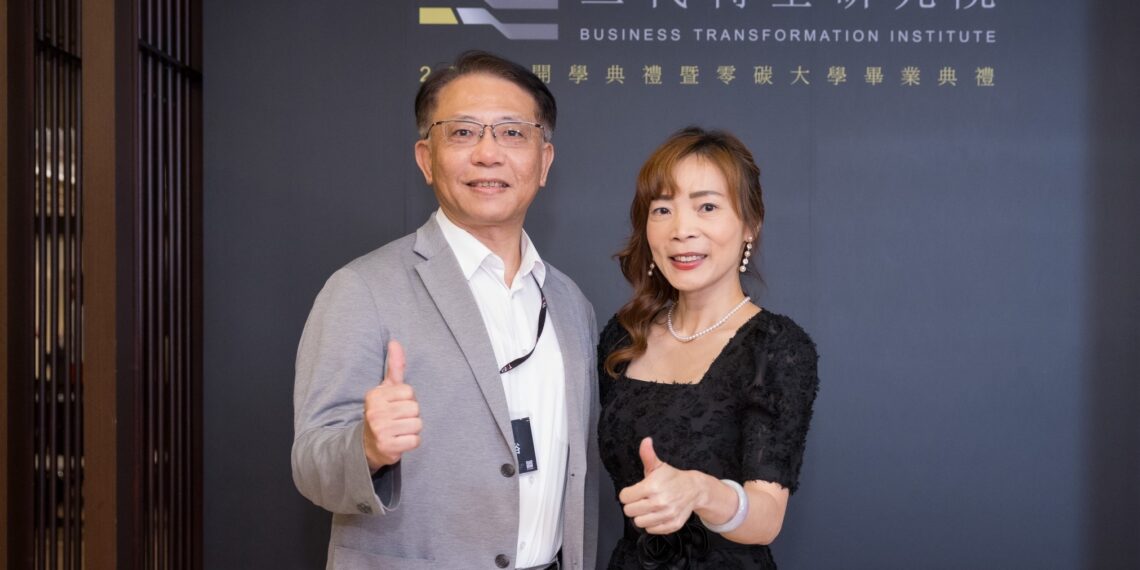 王怡雯（右）認為零碳大學能夠成功，除了學生們都相當認真、用功外，像王景裕老師（左）這樣的業師不吝付出，更是關鍵因素。（圖：臺灣數位企業總會）