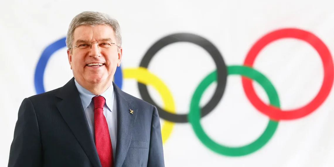 國際奧林匹克委員會現任主席 Thomas Bach 與奧運五環的合照。（圖：ASSOCIATION OF NATIONAL OLYMPIC COMMITTEES OF AFRICA）