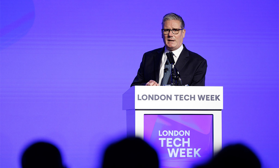 這張圖片的 alt 屬性值為空，它的檔案名稱為 keir_starmer_london_tech_week_2025.jpg