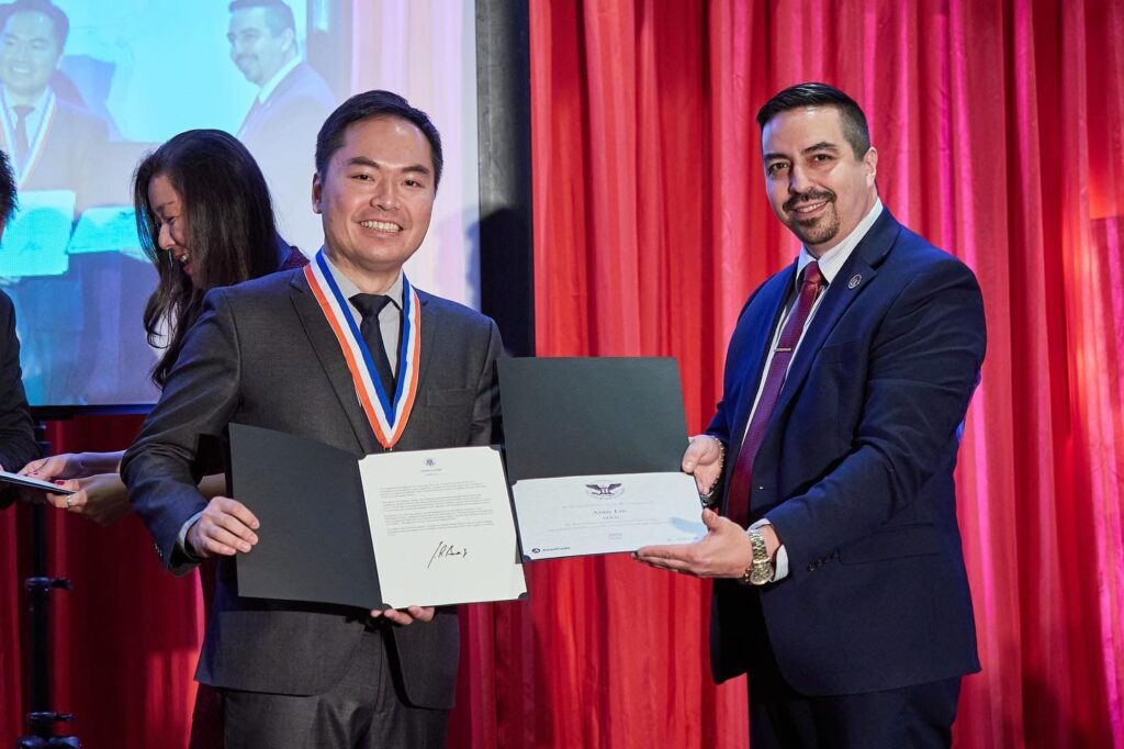 這張圖片的 alt 屬性值為空，它的檔案名稱為 %E7%BE%8E%E5%9C%8B%E7%B8%BD%E7%B5%B1%E6%9C%8D%E5%8B%99%E5%BF%97%E5%B7%A5%E9%87%91%E7%8D%8E%E9%A0%92%E7%8D%8E-1-1024x682.jpeg