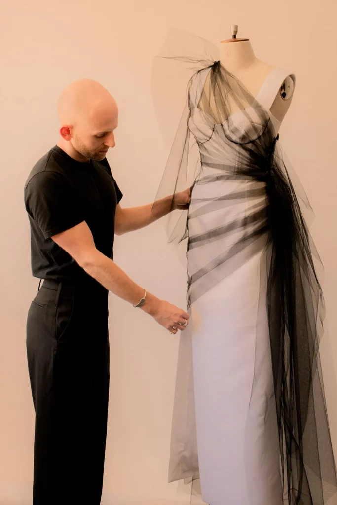 這張圖片的 alt 屬性值為空,它的檔案名稱為 PATRICK-MCDOWELL-VOGUE-BUSINESS-INLINE-01-683x1024.webp