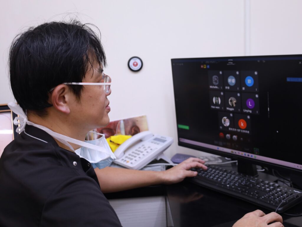 醫師透過線上平台進行跨院臨床知識交流 醫師於診間透過線上會議參與跨院臨床知識交流,展現遠距醫療與醫學教育的實務應用