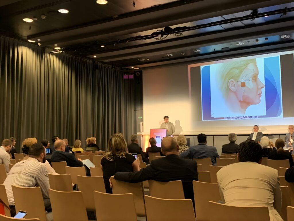 張光正醫師於 IMCAS 2024 發表臉部深層解剖與拉提策略 張光正醫師於 IMCAS 2024 國際醫學美容學術會議進行專題發表,分享臉部深層解剖與 SubSMAS/Deep Plane 拉提的臨床判斷邏輯