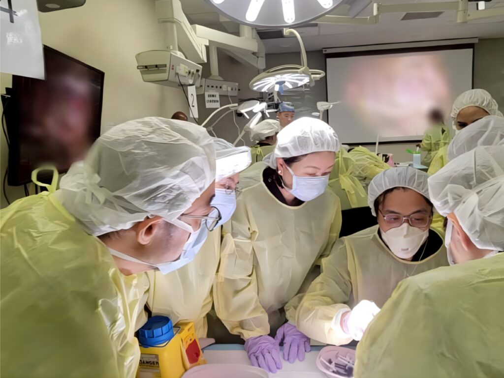 臨床教學現場的實作示範與醫學經驗傳承 多位醫師於臨床教學現場進行實作示範與即時討論,展現臨床經驗傳承與醫學教育的實務精神