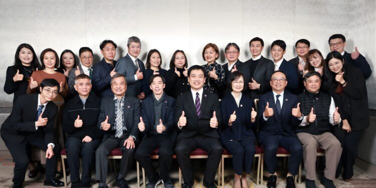 台灣投資人關係協會理監事群合照。（圖：TIRI）