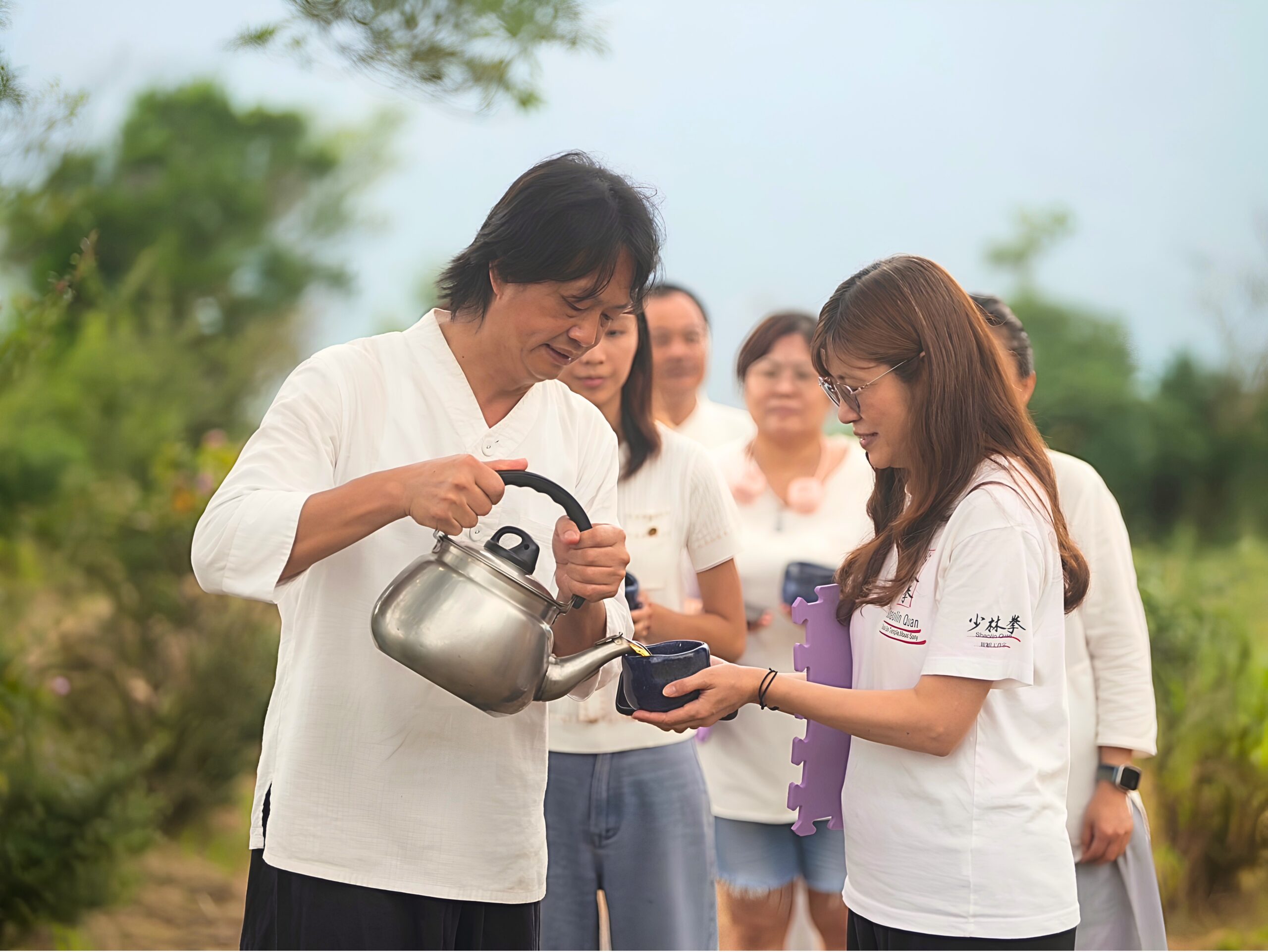 喜堂亮親自為客人奉茶,展現以茶待客的精神