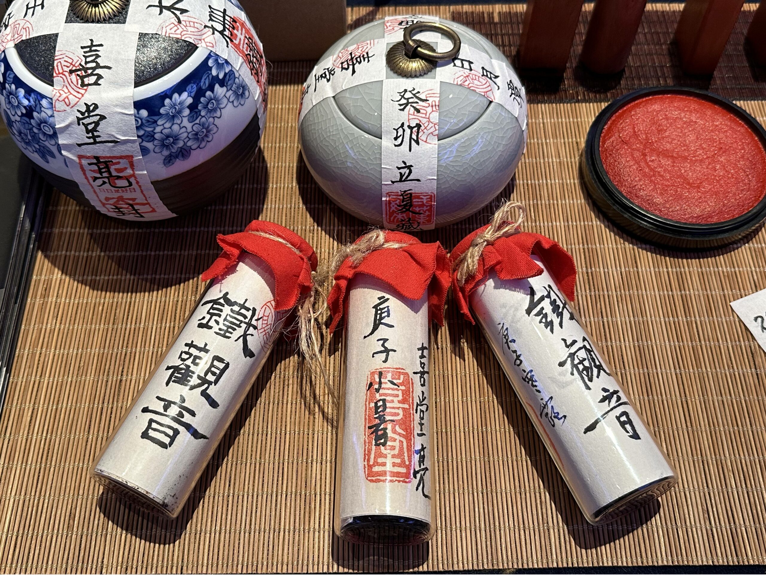 封茶儀式現場,茶甕封存參與者的心願與時光